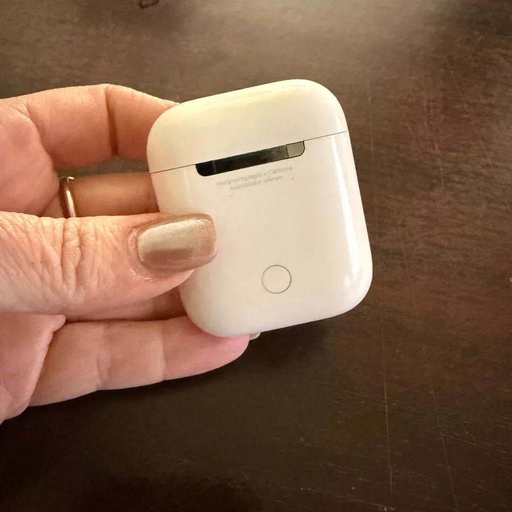 Apple Airpod with Case & extra right ear